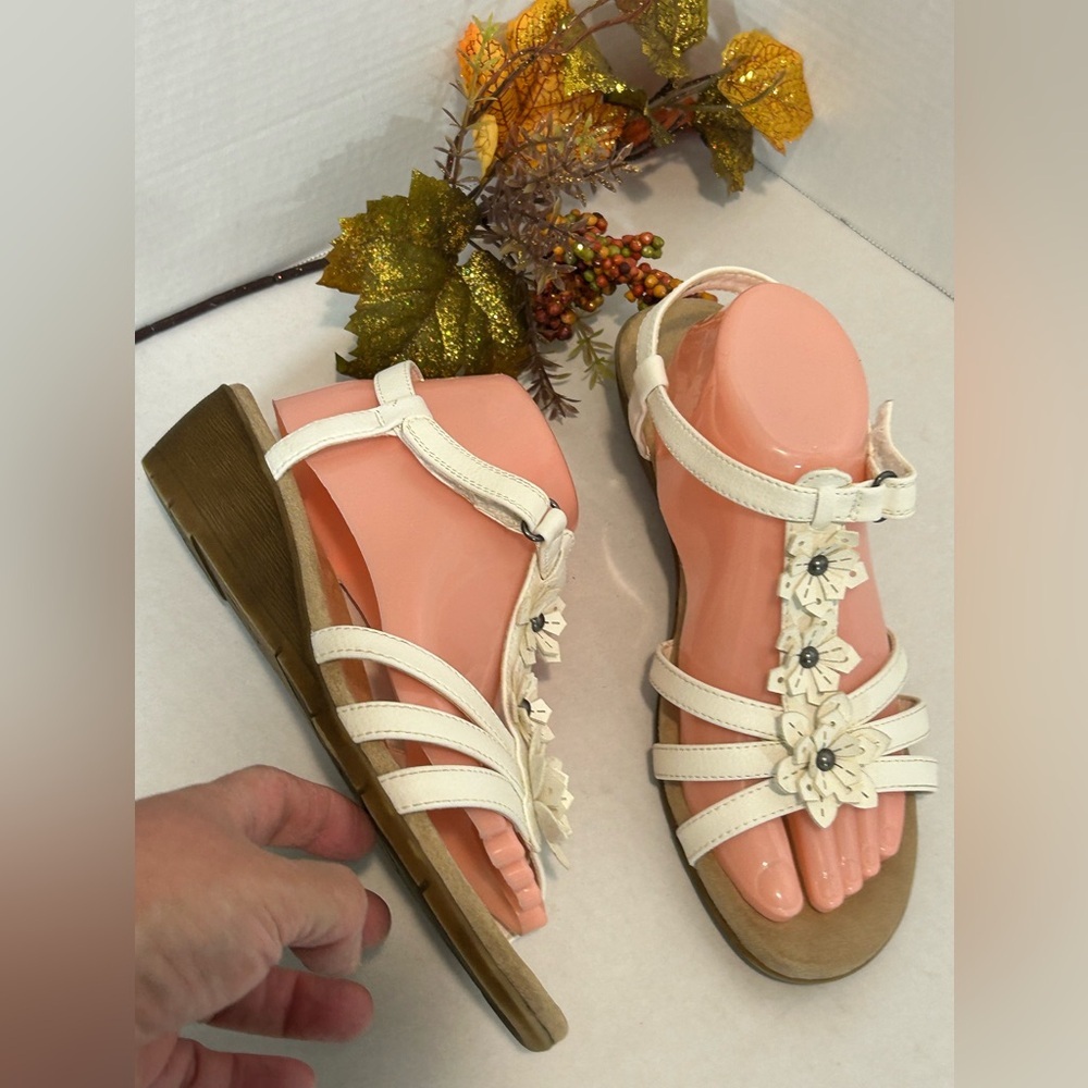 Yuu White Floral Women's Sandals - Picture 2 of 5